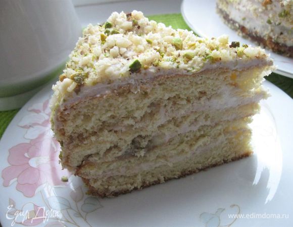 Фисташки почистить, измельчить. Миндаль подержать 5 минут в кипятке и очистить, дать постоять немного, обжарить на сковороде в течение 3 минут, измельчить. Торт посыпать бисквитной крошкой, миндалем, фисташками. Украсить чипсами из сахарного сиропа с добавлением крема.Поставить в холодильник на 2 часа.
Приятного чаепития!

