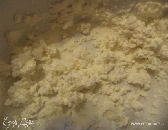 Растереть размягчённое сливочное масло.