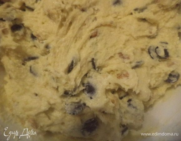 Добавить к маслу протёртый творог, растереть всё вместе. Добавить сахар и лимонную цедру, тщательно растереть. Добавить по одному яйца и ванильный сахар, хорошо растирая.
В отдельной небольшой миске перемешать муку с разрыхлителем.