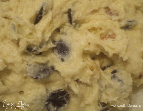 Добавить мучную смесь к масляно-творожной массе, тщательно перемешать. Добавить шоколадные капли и рубленые грецкие орехи, перемешать. Поставить тесто на 30 минут в холодильник.