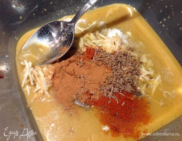 Сделать маринад: в чаше смешать мед, горчицу, тмин, паприку, корицу, соль, измельченные  чеснок и имбирь. Кусочки курицы вымыть, обсушить и мариновать 20 минут.