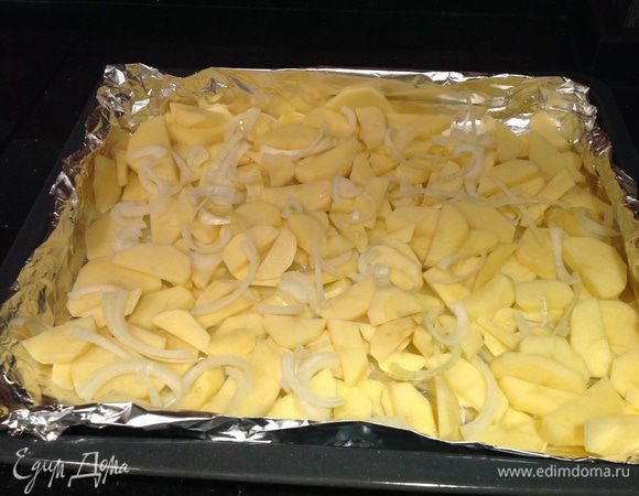 Картофель и лук почистить и порезать кусочками. Выложить на застеленный фольгой противень, посолить, сбрызнуть оливковым маслом.