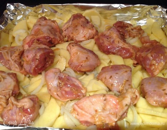 Сверху выложить курочку, накрыть фольгой, герметично закрыть. Готовить в духовке 30 минут при 200 градусах. После чего снимите фольгу до полного приготовления, надо чтобы картофель и курочка подрумянились.