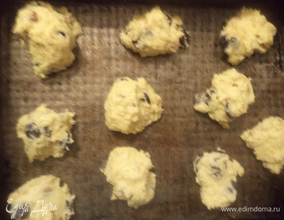 Противень смазать маслом. Выкладывать тесто ложкой на противень на небольшом расстоянии друг от друга. Выпекать при температуре 200 градусов 15 - 20 минут.