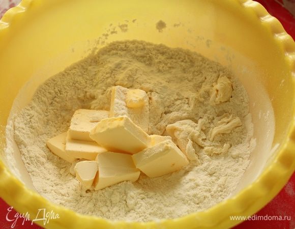 Для теста: просеять муку с разрыхлителем, добавить сахар, сметану, размягченное масло.