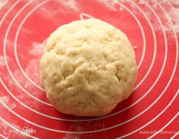 Замесим  тесто и уберем его в холодильник, пока занимаемся начинкой.