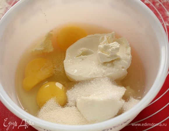 для начинки:
Смешиваем сахар, яйца, творожный сыр, сметану и манную крупу.