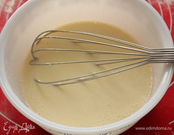 Начинку взбивать не нужно, просто хорошо перемешать.