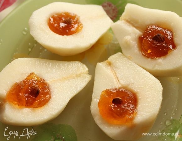 Груши очистить от кожуры, сбрызнуть лимонным соком.
Вынуть сердцевину, и чайной ложечкой вложить джем с миндальной орешкой.