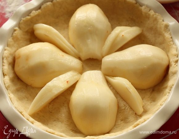 Тесто распределить по форме, сделать бортики. Выложить начиненные груши.
