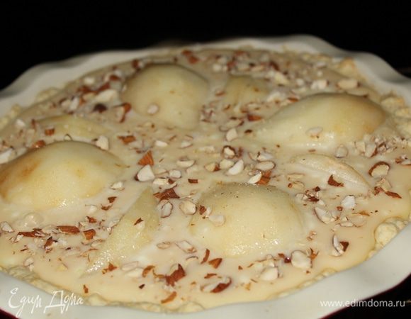 Печем минут 40-50, при температуре 200 г. Через мин 5-10 после запекания, (как только начинка немного схватится) откройте дверцу духовки и посыпьте кусочками миндаля.(чтоб он не утонул).

