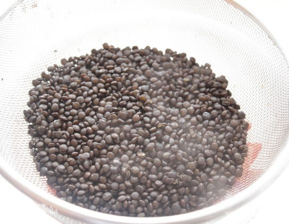 Чечевицу кладем в кипящую подсоленную воду и варим около 20-25 минут, до готовности. Сливаем воду, и оставляем остывать .