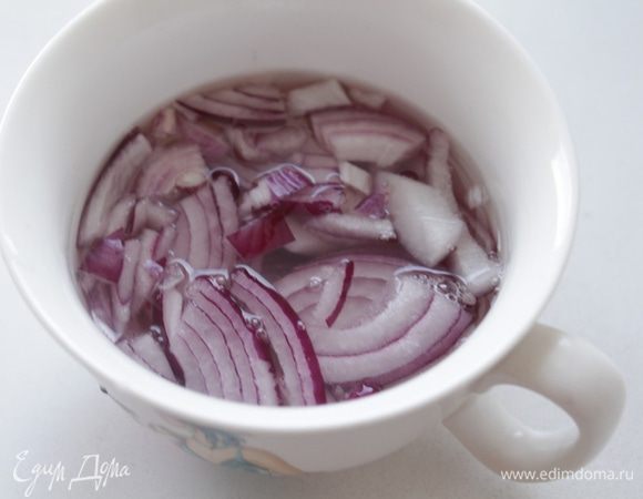 лук порезать тонкими полукольцами,залить кипятком,добавив немного яблочного уксуса