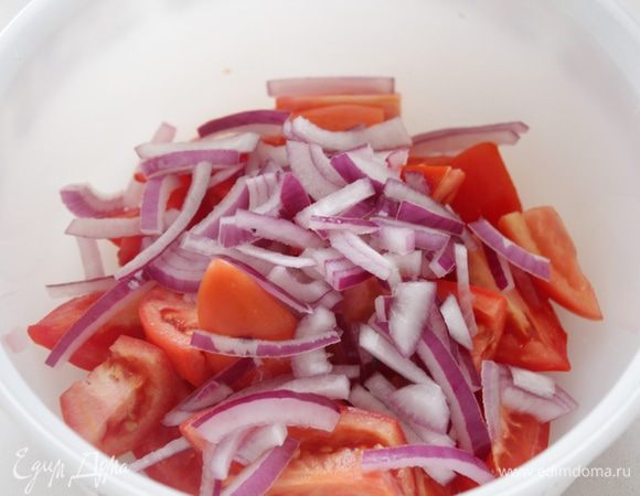 порезать на дольки помидоры,слить воду с лука