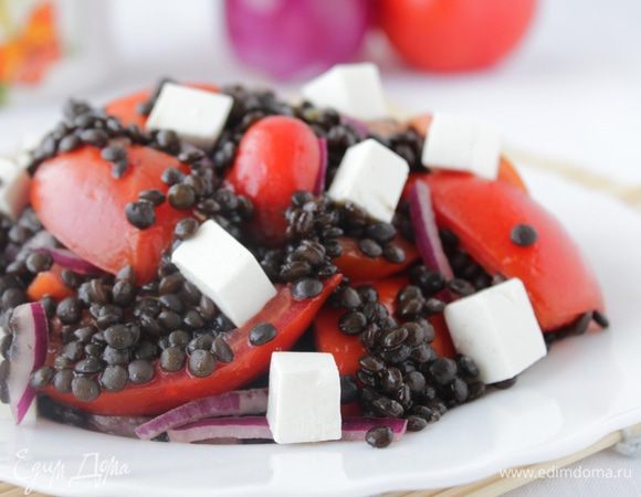 добавить чечевицу,посолить ,поперчить по вкусу,добавить фету,полить оливковым маслом