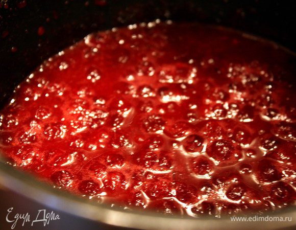 Приготовить все ингредиенты.
Готовим соус. Его можно сделать за сутки и оставить в холодильнике.
Бруснику засыпать сахарной пудрой и поставить на огонь.
Даем жидкости немного повариться (минуты 2).
Добавляем крахмал и ждем, пока жидкость не загустеет.
Выключаем и оставляем остужать.