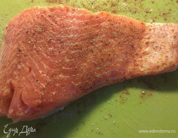 Филе свежего лосося помыть, обсушить бумажным полотенцем. Вытащить кости, если есть. Натереть с двух сторон смесью свежемолотых перцев, паприкой и солью.