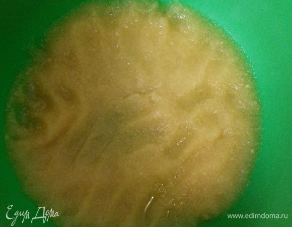 Кабачок нарезаем мелко, добавляем 100 мл воды и измельчаем до пюреобразного состояния в комбайне. Добавляем соль, яйцо и 3 ст.л. растительного рафинированного масла, просеиваем муку частями и замешиваем тугое тесто (муки может уйти меньше или больше). После расстойки оно становится очень мягким. Квашеную капусту еще немного режем ножом, смешиваем с фаршем, солим, добавляем любимые специи.