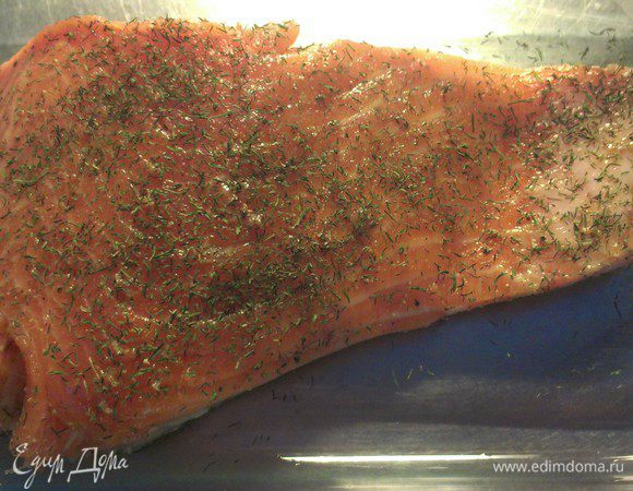 Переложить лосось с жаропрочную форму, присыпать сушенным укропом. Выпекать в предварительно-разогретой до 200° С духовке примерно 25-30 минут.