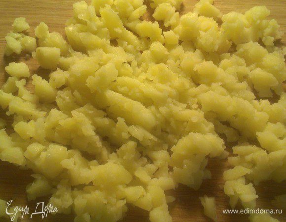 Отваренный картофель "в мундире" почистить и порезать мелким кубиком.