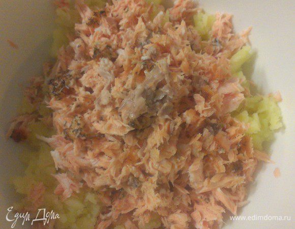 Готовое филе лосося разобрать на волокна и добавить к картофелю.