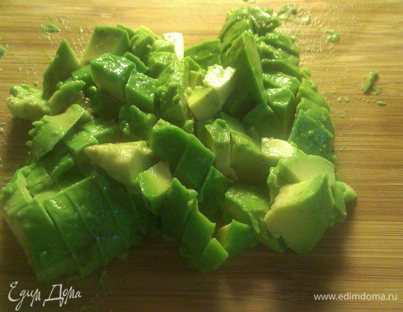 Авокадо очистить от кожуры, удалить косточку и порезать кубиком.