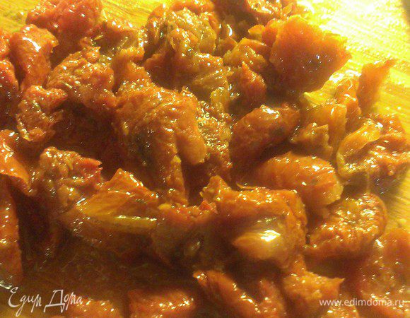 Вяленые помидоры мелко порезать.