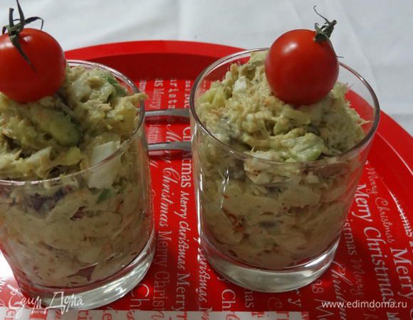 Смешать все ингредиенты салата, заправить майонезом и разложить по порционным бокалам. Перед подачей салат можно немного охладить в холодильнике.