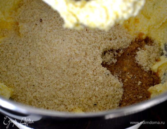 Можно положить миндальную эссенцию (по рецепту 1/2 ч.л.), но я не добавляла. Теперь добавляем миндальную муку и половину от количества кофе (2 ст.л.)  