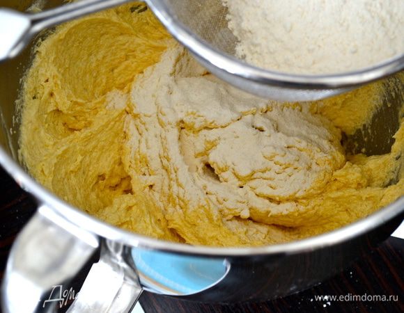 В конце добавить обыкновенную муку (просеять) вместе с оставшимся кофе. Все как следует перемешать.