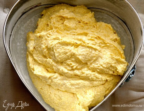 Форму для выпечки (лучше разъемную, диаметром 20 см) смазать немного маслом и присыпать мукой. Выложить в форму тесто и разровнять поверхность. Выпекать в разогретой духовке около часа, в любом случае следить по своей духовке! )))   