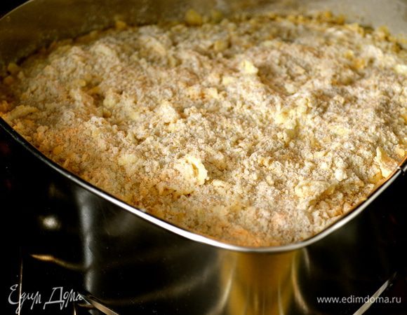 В рецепте предлагалось сразу выложить крошку штрейзеля на пирог и поставить все выпекаться... Но, первый раз у меня крошка немного просела внутрь в тесто, утонула... (((( Поэтому во второй раз я дала пирогу постоять в духовке первые 30-35 минут без крошки, а затем присыпала пирог крошкой и поставила допекаться еще на полчаса.   