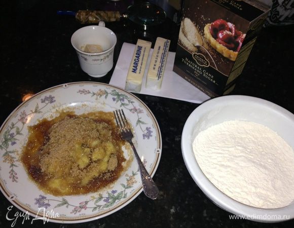 Наши ингредиенты.
Натереть лимон на мелкой терке и смешать с сахаром. Мясорубка в данном рецепте не помощник — все испортит. Я использовала сыпучий крупный коричневый сахар.