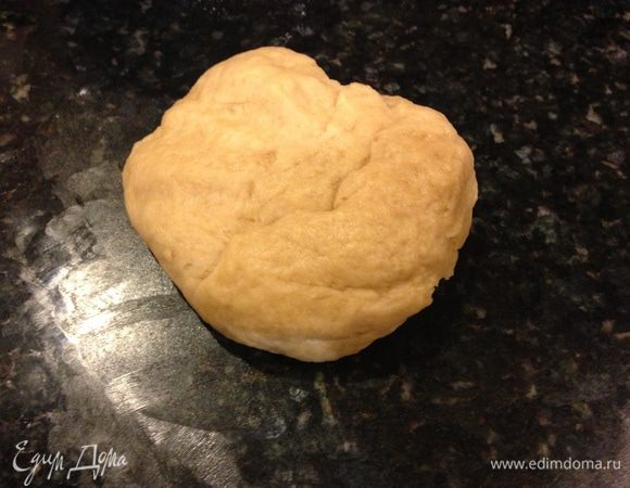 Нарезать маргарин на кусочки и развести на водяной бане до полного растворения. В теплой воде развести дрожжи. Соединить оба продукта, чтобы смесь стала однородной. После этого снимаем с плиты и начинаем подсыпать муку в несколько приемов, как на заварное тесто. Вымешиваем на твердой поверхности. Оно не должно быть крутым, а очень эластичным, иначе будет рваться.