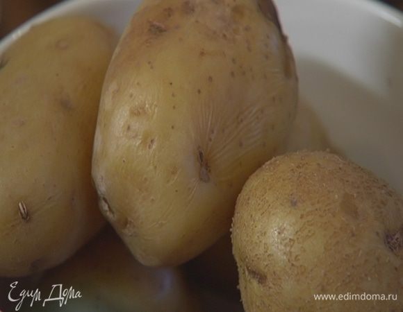 Картофель отварить в мундире. 