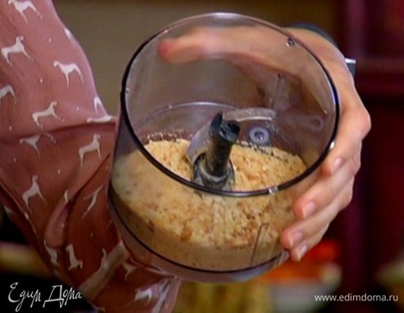 Хлеб измельчить в блендере в мелкую крошку.