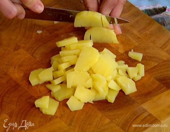 Картофель почистить и нарезать маленькими кубиками.