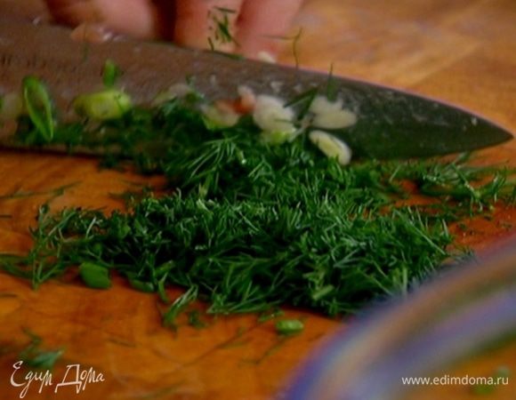 Зеленый лук и укроп мелко порубить.