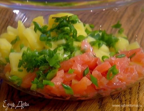 Соединить картофель, семгу, измельченную зелень (немного укропа оставить), добавить яйцо, посолить, поперчить и перемешать.