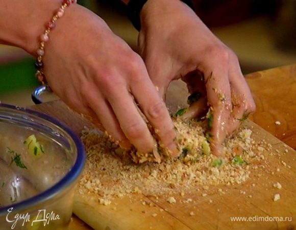 На рабочую поверхность насыпать хлебную панировку, сформировать из фарша биточки и обвалять их со всех сторон в сухарях.