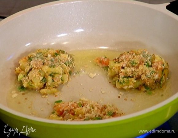 Разогреть в сковороде оливковое масло и обжарить биточки до золотистой корочки.