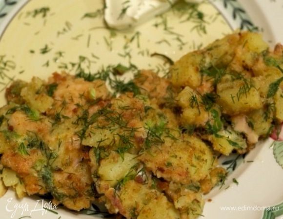 Обжаренные биточки посыпать оставшимся укропом и подавать со сметаной.