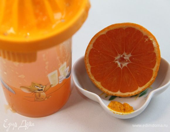 Выжать из клементинов 250 мл сока и натереть 1 ч. ложку цедры.