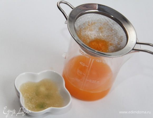 Желатин замочить в паре столовых ложек холодной кипячёной воды, оставить минут на 10. Сок клементинов процедить через сито. Должно получится ровно 250 мл! (не спрашивайте, сколько на это потребуется штук или граммов клементинов, разные размеры - разное количество сока)))