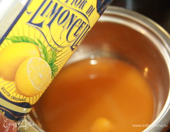 Соединить сок, цедру клементинов, ликёр (у меня "Лимончелло", по рецепту требуется апельсиновый ликёр "Grand Marier"), проварить смесь на небольшом огне минут 10.