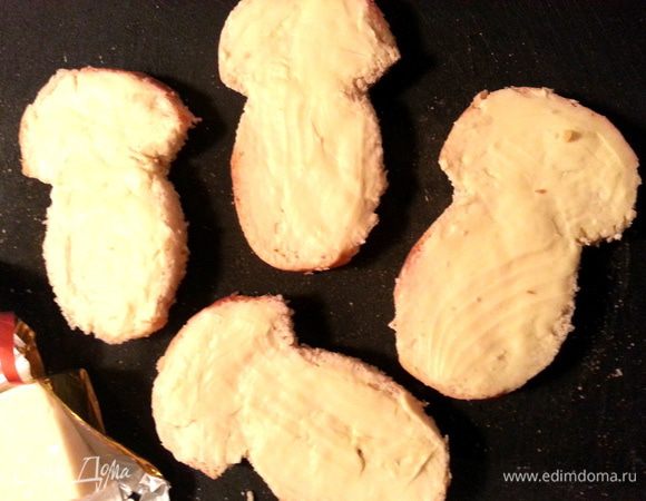 Намазываем каждый плавленным сыром.