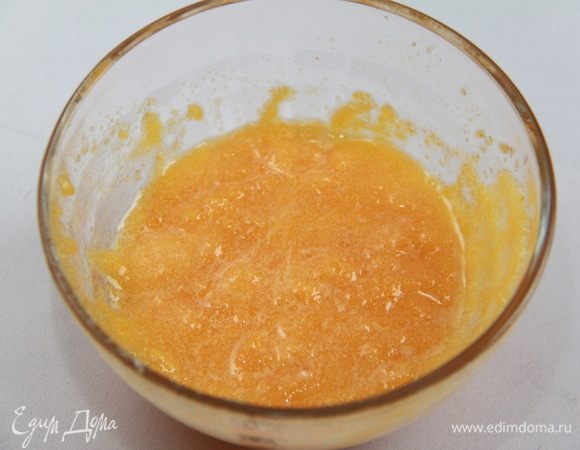 Желтки растереть с сахаром.