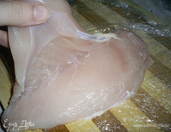 Теперь займемся филе. Нам его надо будет надрезать поперек, развернуть как книжку и отбить. Теперь обо всем этом по порядку. Для начала отрезаем малое филе, оно нам пригодится, чтоб сделать заплатку, если филе порвется при отбивании.