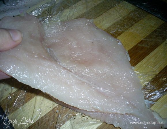 Теперь острым ножом разрезаем филе пополам, не дорезая до конца. Открываем его как книгу.