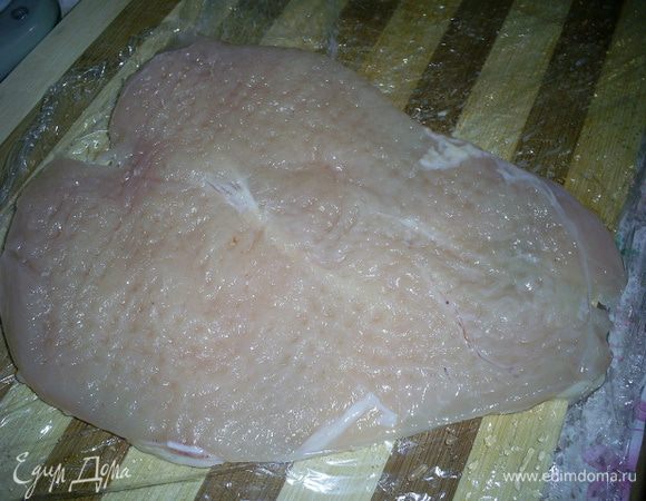 Получаем замечательное отбитое филе для рулетика. Так же поступаем с оставшимися грудками. Малое филе слегка отбиваем и кладем сверху на "проблемные" места будущих рулетов. Каждый кусочек натираем солью и слегка посыпаем черным молотым перцем.